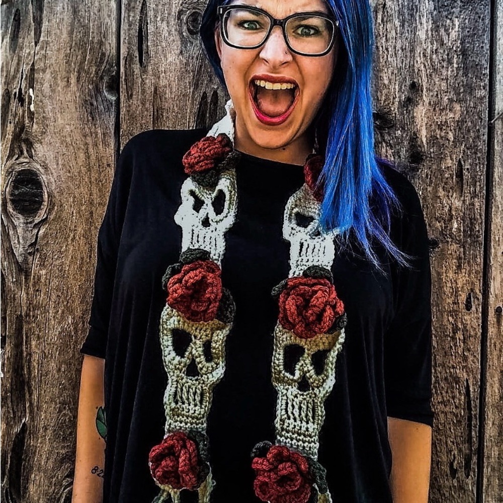 🖤 🖤 Handmade Skull & Roses Crochet Scarf – One Size – Custom Colors Available 🖤 - Picture 4 of 4